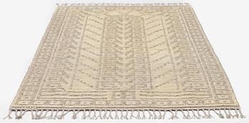 Märta Måås-Fjetterström, a 'Vita spetsporten' carpet, knotted pile in relief, c. 225 x 136 cm. signed AB MMF.