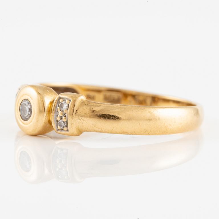 Ring, 18K gold with brilliant-cut diamonds.