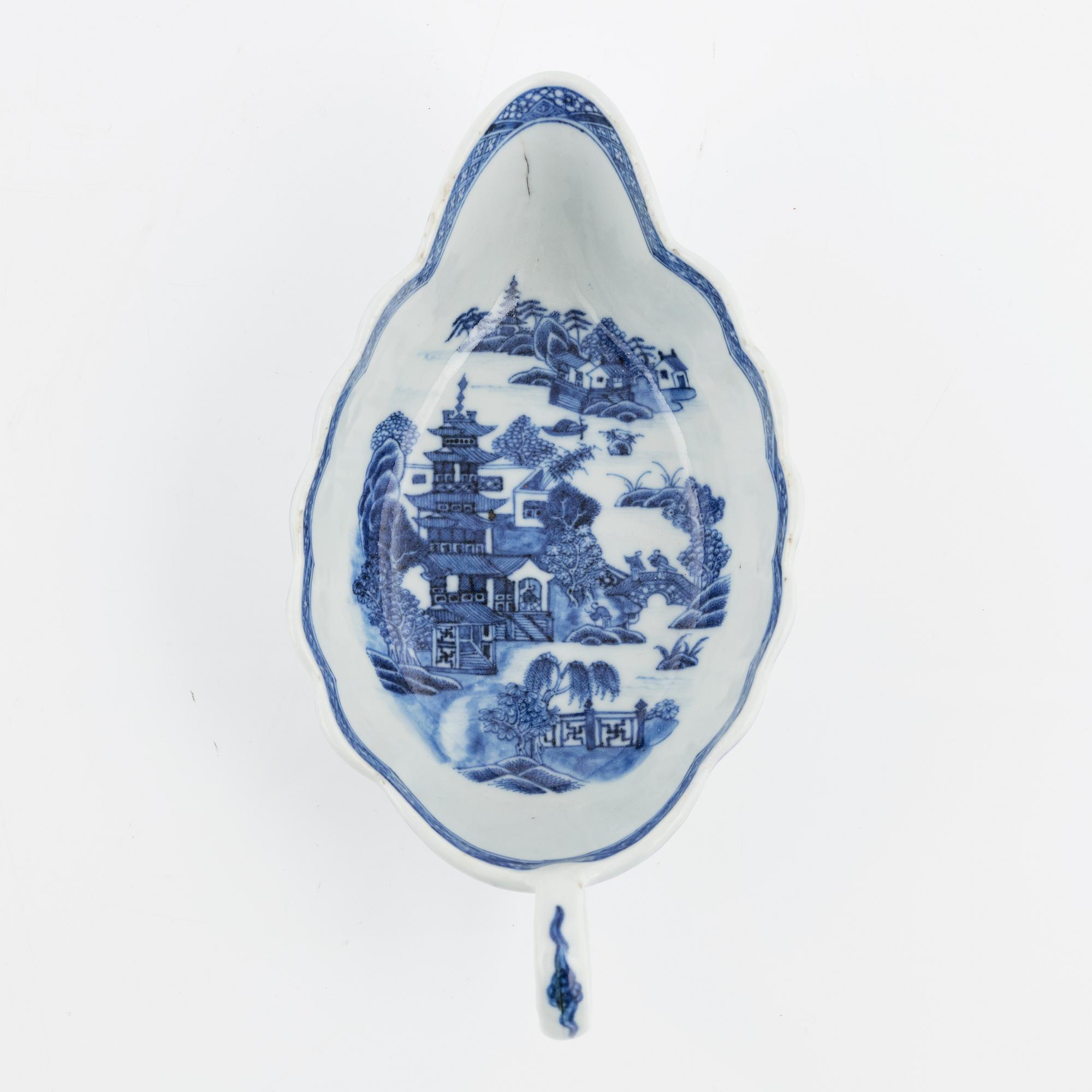 A blue and white porcelain charger, three plates and a sauce snipe, Qing dynasty, Qianlong (1736-95).