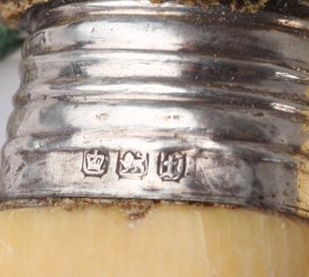 SERVERINGSBESTICK, två par, nysilver resp silver, England.