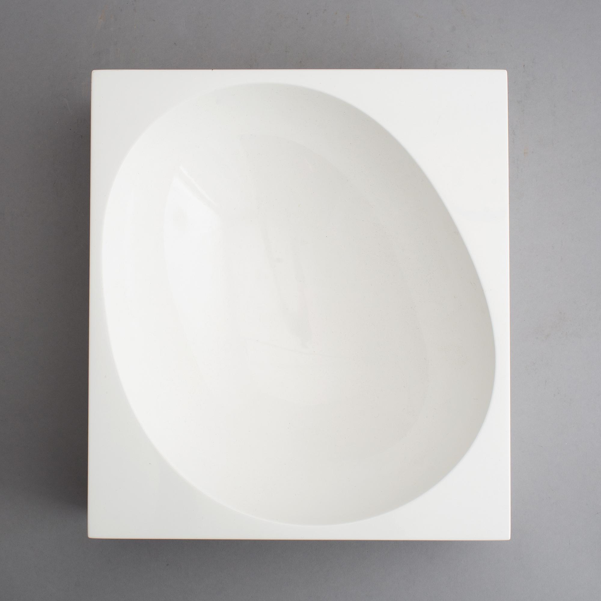 Naoto Fukasawa, a contemporary serving bowl "Outside" for B&B Italia.