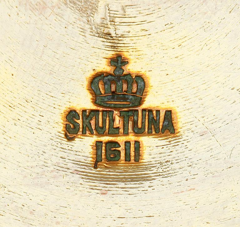 SNUSDOSA SAMT MINATYRKAFFEKANNA, mässing, bla Skultuna, 1700- resp 1900-tal.