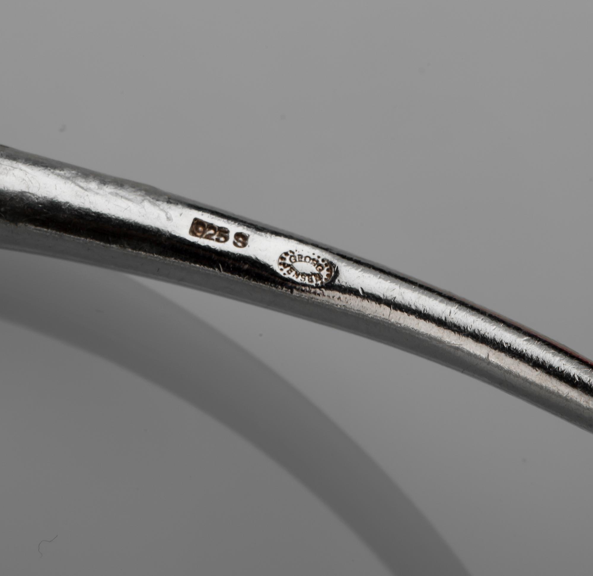 ARMRING, sterlingsilver, "Offspring", Jacqueline Rabun för Georg Jensen, Danmark, 2002. Vikt ca 46 g.