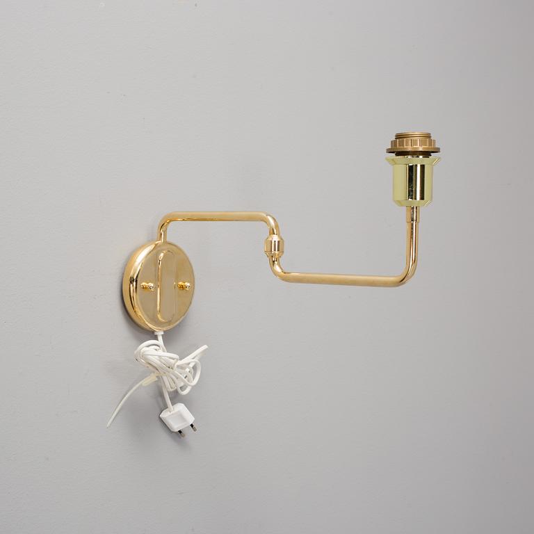 A second half of the 20th century brass wall light and a table light.
