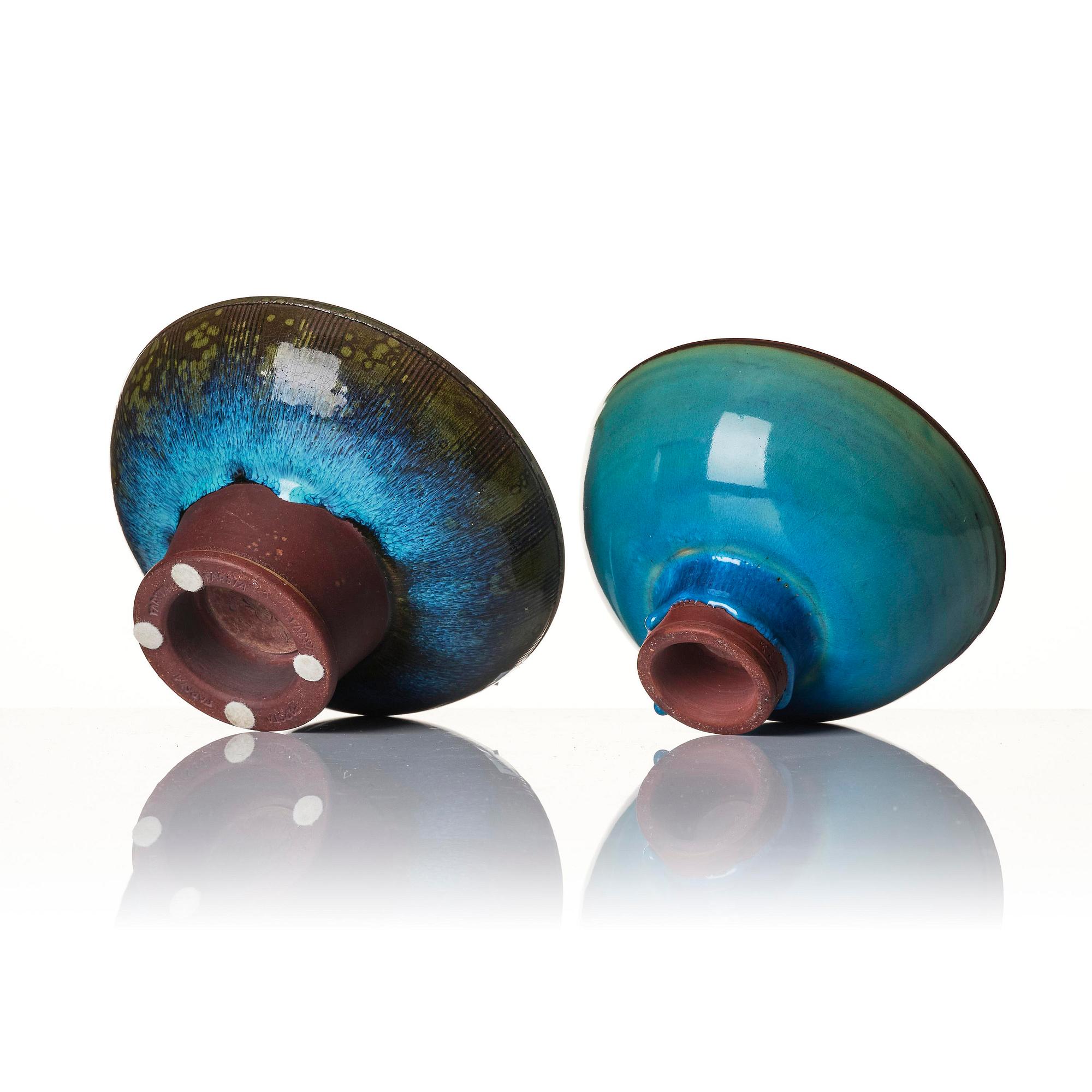 Wilhelm Kåge, a set of two Farsta stoneware footed bowls, Gustavsberg Studio 1958 and 1960.