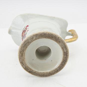 A Chinese export porcelain sauce boat, Qianlong (1736-95).