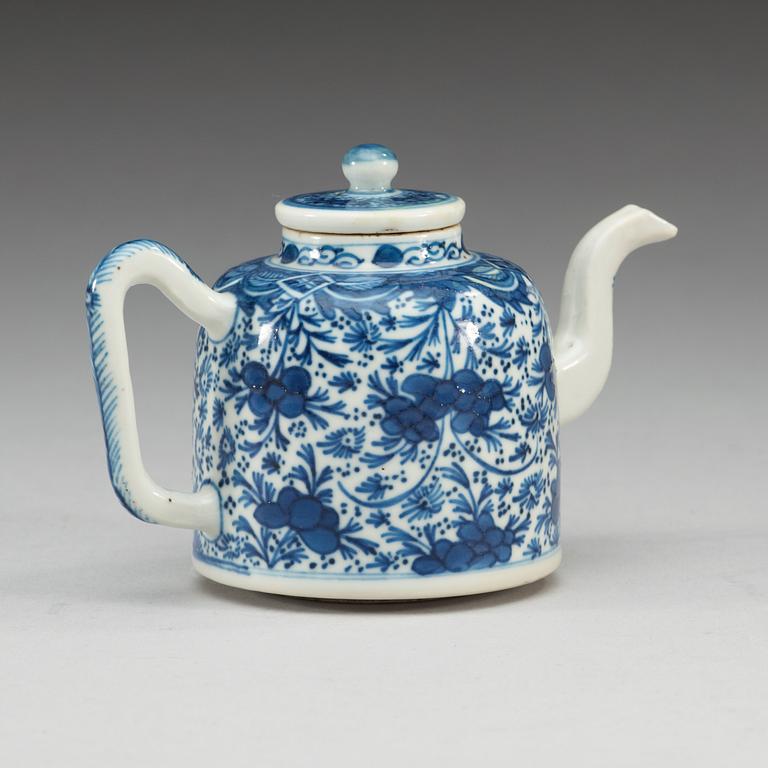 A blue and white tea pot with cover. Qing dynasty, Kangxi (1662-1722).