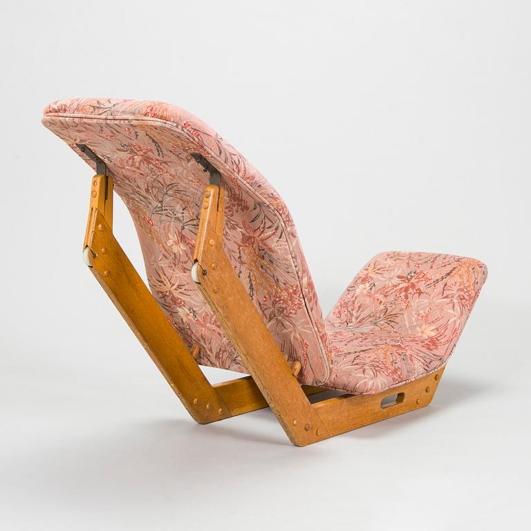Ilmari Tapiovaara, an early 1960s 'Dolphin chair' for Skanno.
