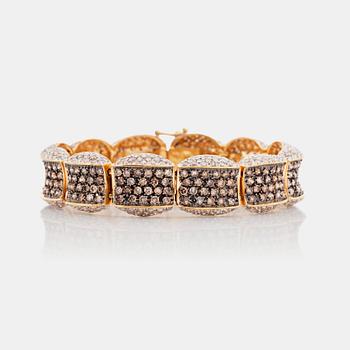 1292. A brown and white brilliant-cut diamond bracelet. Total carat weight 11.57 cts.
