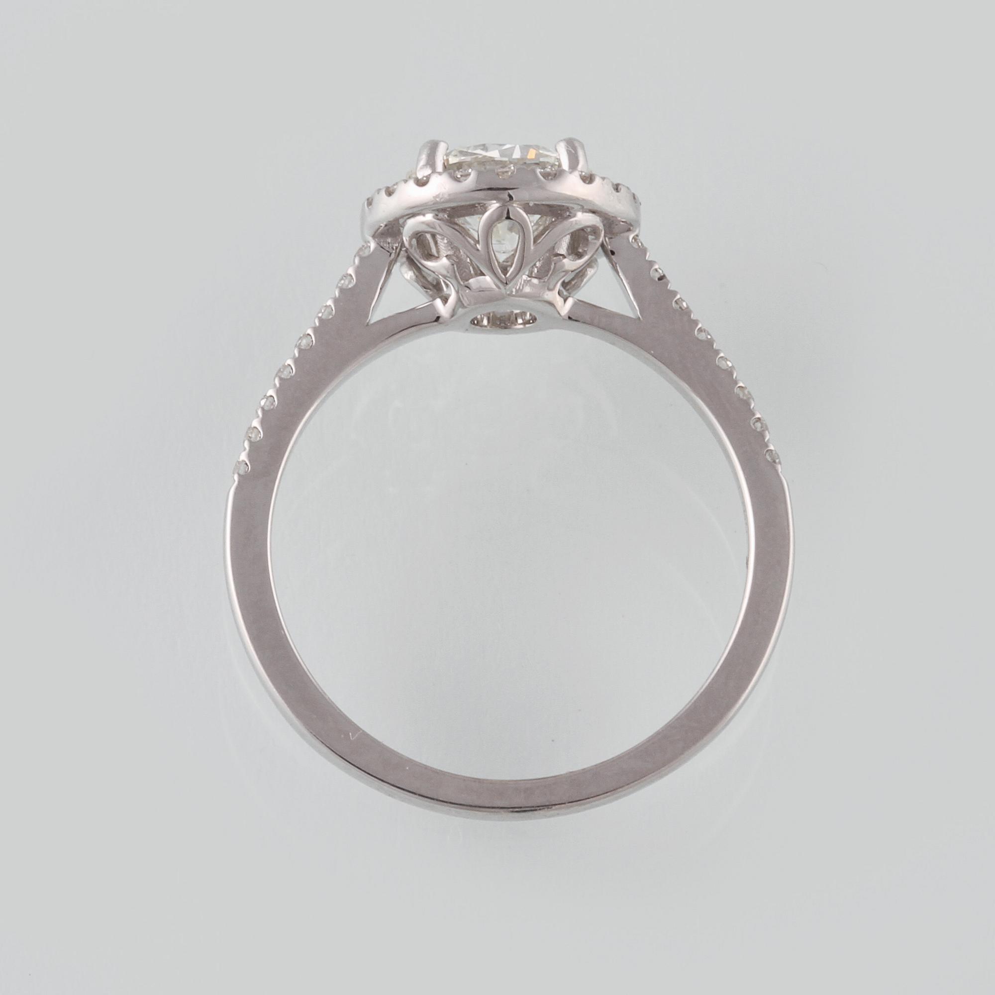 RING, 18K vitguld med briljantslipad diamant 1.07 ct samt små briljantsliapde diamanter 0.28 ct. Vikt 3.3 gram.