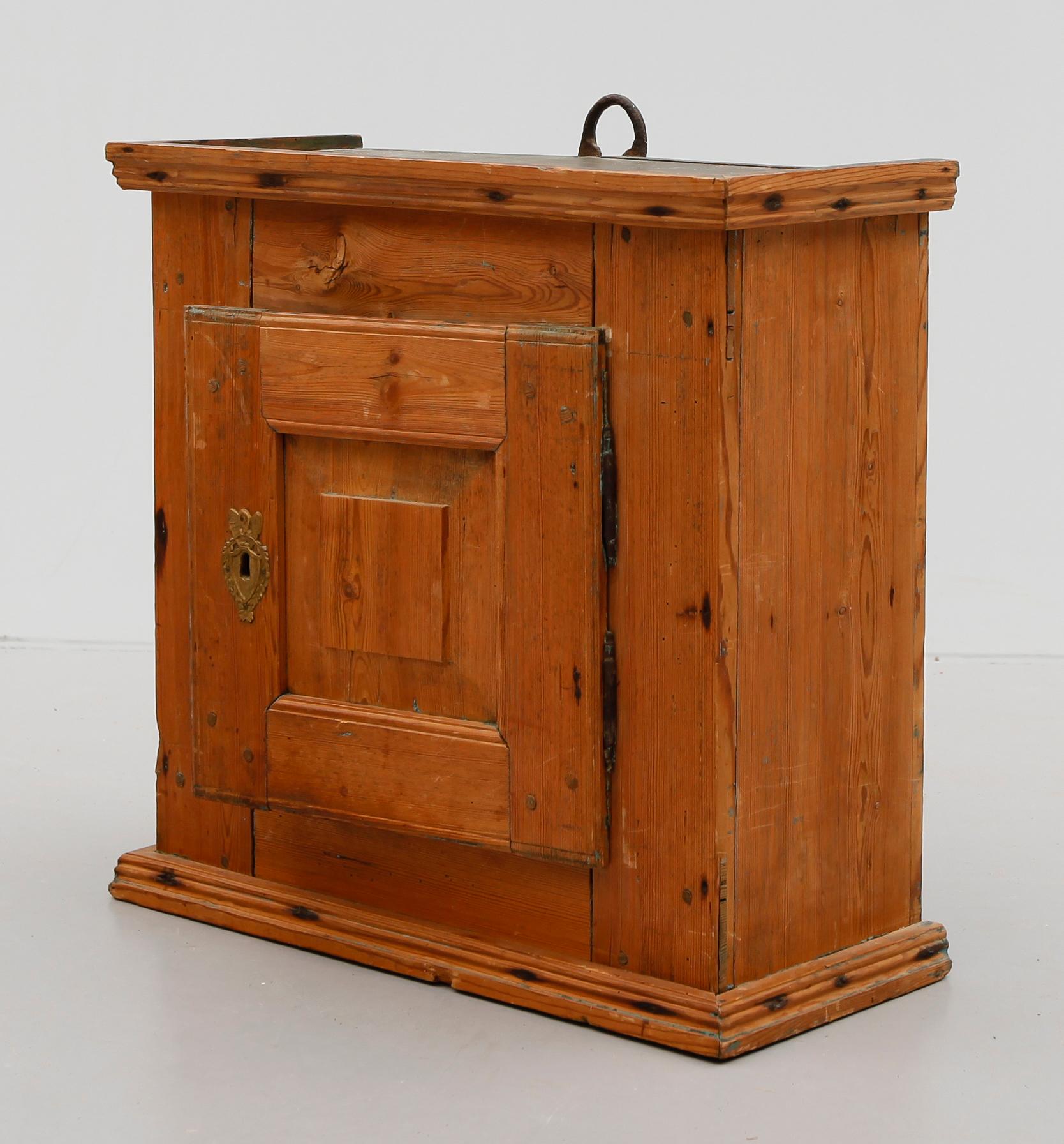 HÄNGSKÅP, allmoge, 1800-talets första hälft.