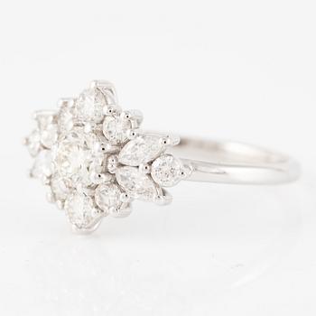 Ring 14K vitguld med briljantslipade diamanter.