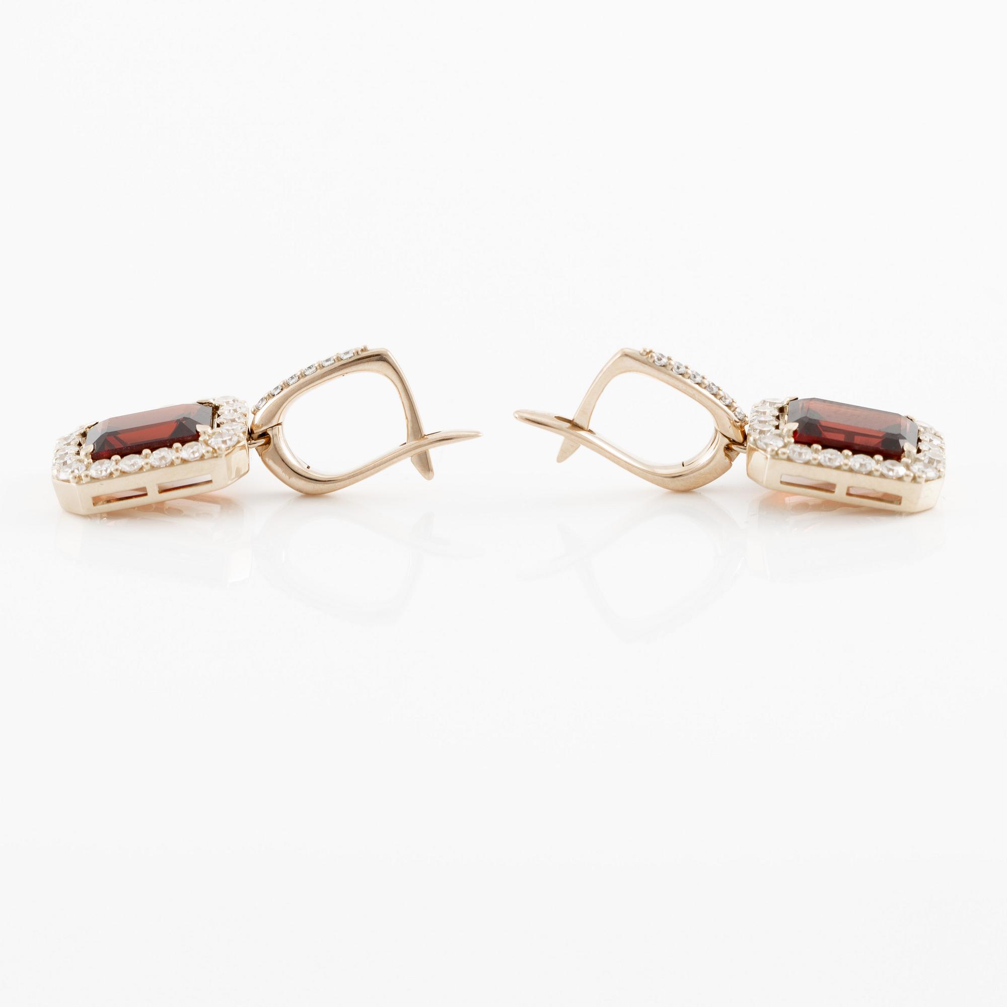 Örhängen 18K guld med granater och briljantslipade och åttkantslipade diamanter.