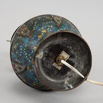 Urna, brons och cloisonne. Kina, omkring 1900.