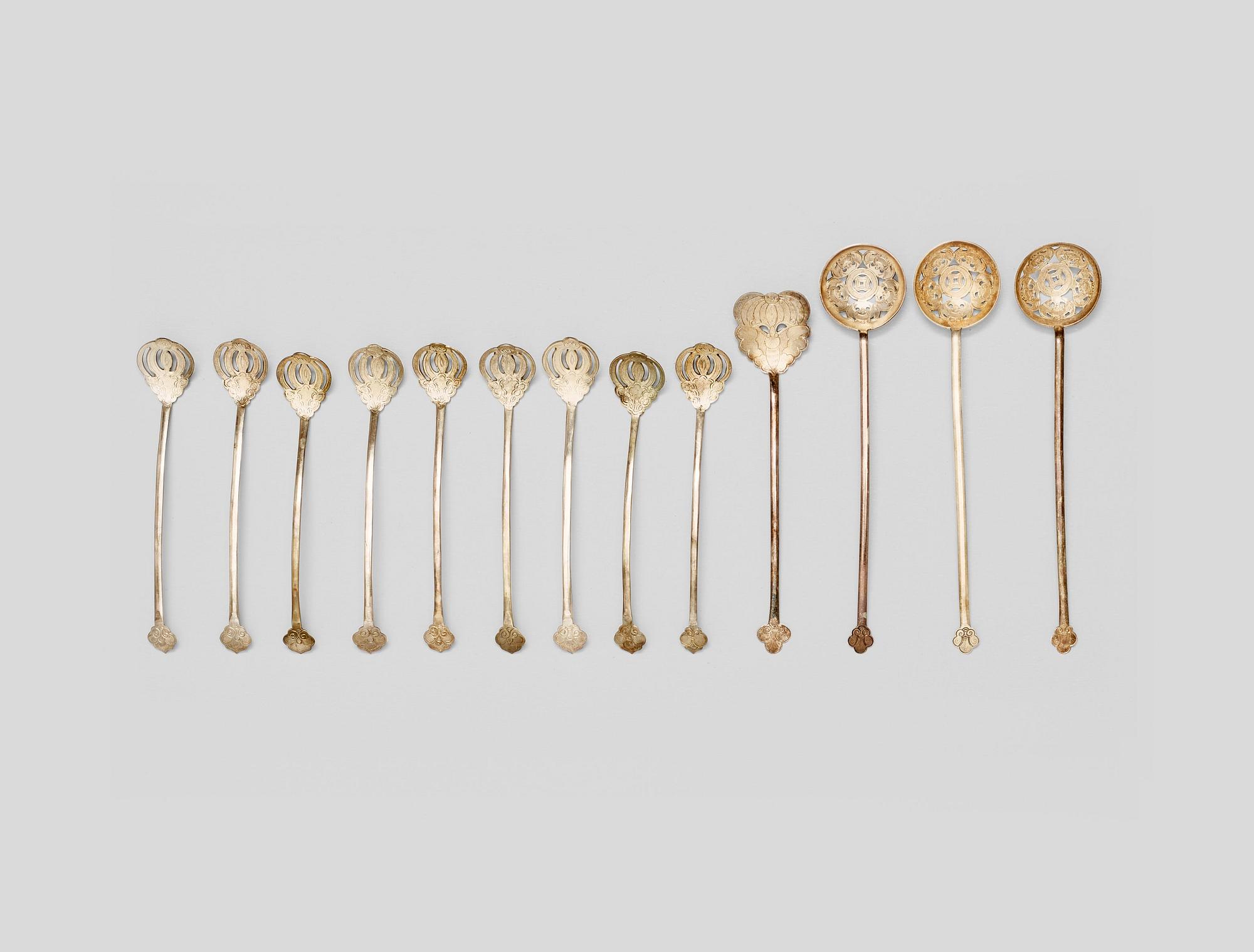 SKEDAR (9+1+3), silver. Delvis genombruten dekor av fjärilar och fladdermöss. Sen Qingdynastin (1644-1912).
