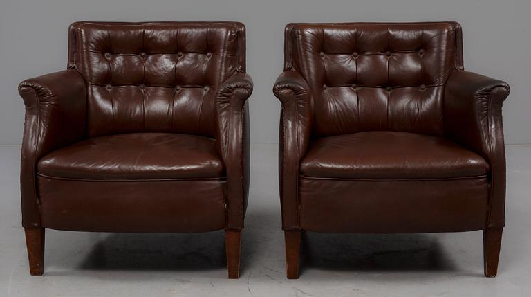 CLUBFÅTÖLJER, ett par, 1900-talets första del.