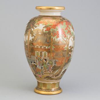 A Japanese satsuma vase, first half of 20th Century.