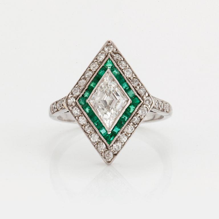 RING med diamanter och smaragder.
