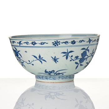 A large blue and white bowl, Ming dynasty (1368-1644).