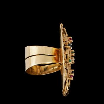 RING, 18k guld med olikfärgade ädelstenar. 1950/60-tal. Vikt 10,2g.