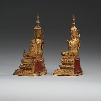 BUDDHOR, två stycken, förgylld brons. Thailand, omkring 1900.