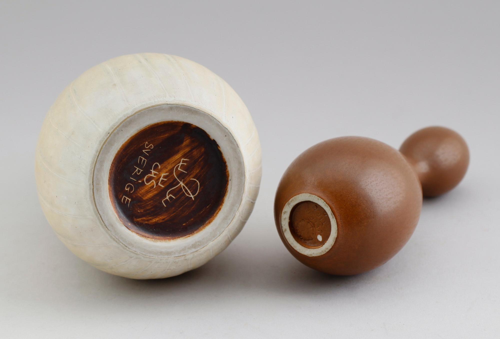 VASER, 2 st, stengods, Stig Lindberg och Carl Harry Stålhane, Gustavsberg och Rörstrand, 1900-talets mitt.