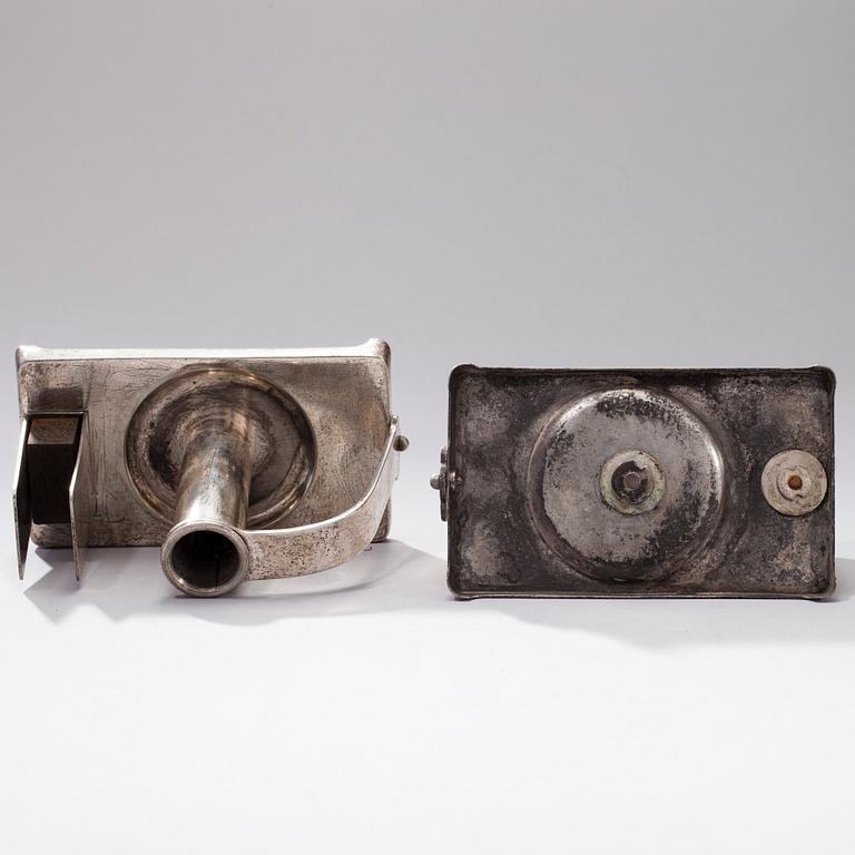 NATTLJUSSTAKAR, ett par, försilvrade, Art. Krupp Berndorf, Österrike kring 1920-30-tal.