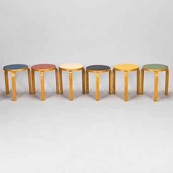 Alvar Aalto, pöytä, malli 82 ja jakkaroita, 6 kpl, malli 66, O.Y. Huonekalu-ja Rakennustyötehdas A.B. 1950-luku.