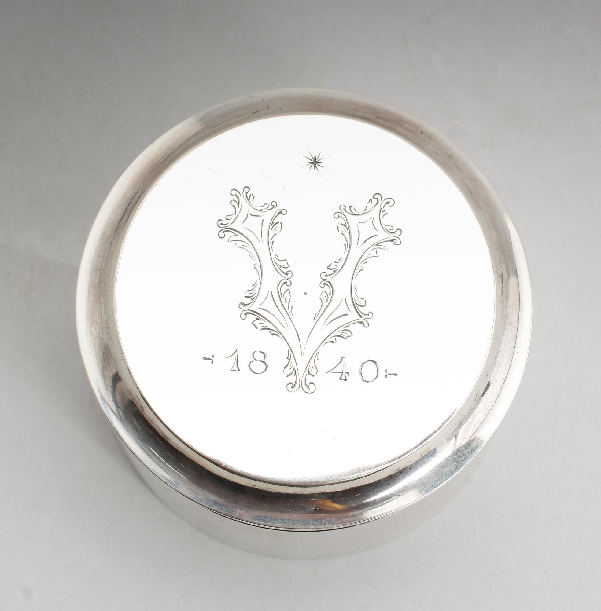 DOSA, silver, Johan Carlsson, Norrköping 1840. Vikt ca 106 gram.