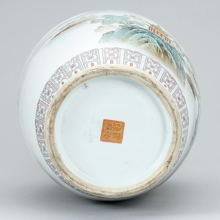 VAS, porslin, Kina, 1900-talets mitt.