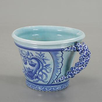 YTTERFODER, porslin, Ewaldin Pettersson, Gustavsberg, signerat "EP" samt daterat 1913.