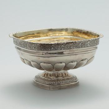 KONFEKTSKÅL, silver, Ryssland, Moskva 1828, oidentifierad mästare. Vikt 485 g.