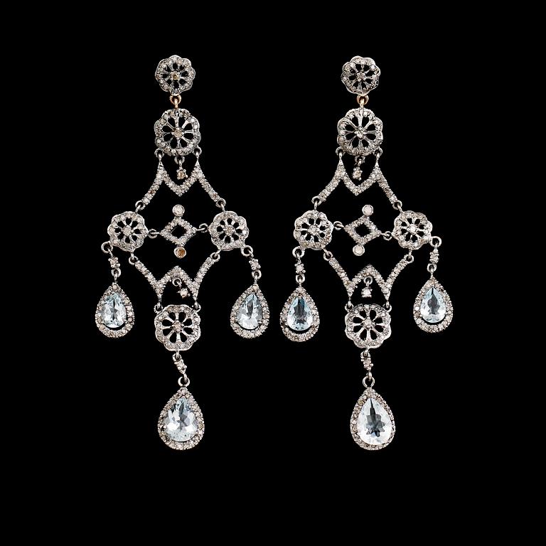 ÖRHÄNGEN, 1 par, 18 k guld och silver, diamanter tot ca 2.10 ct, akvamariner tot ca 4.18 ct.