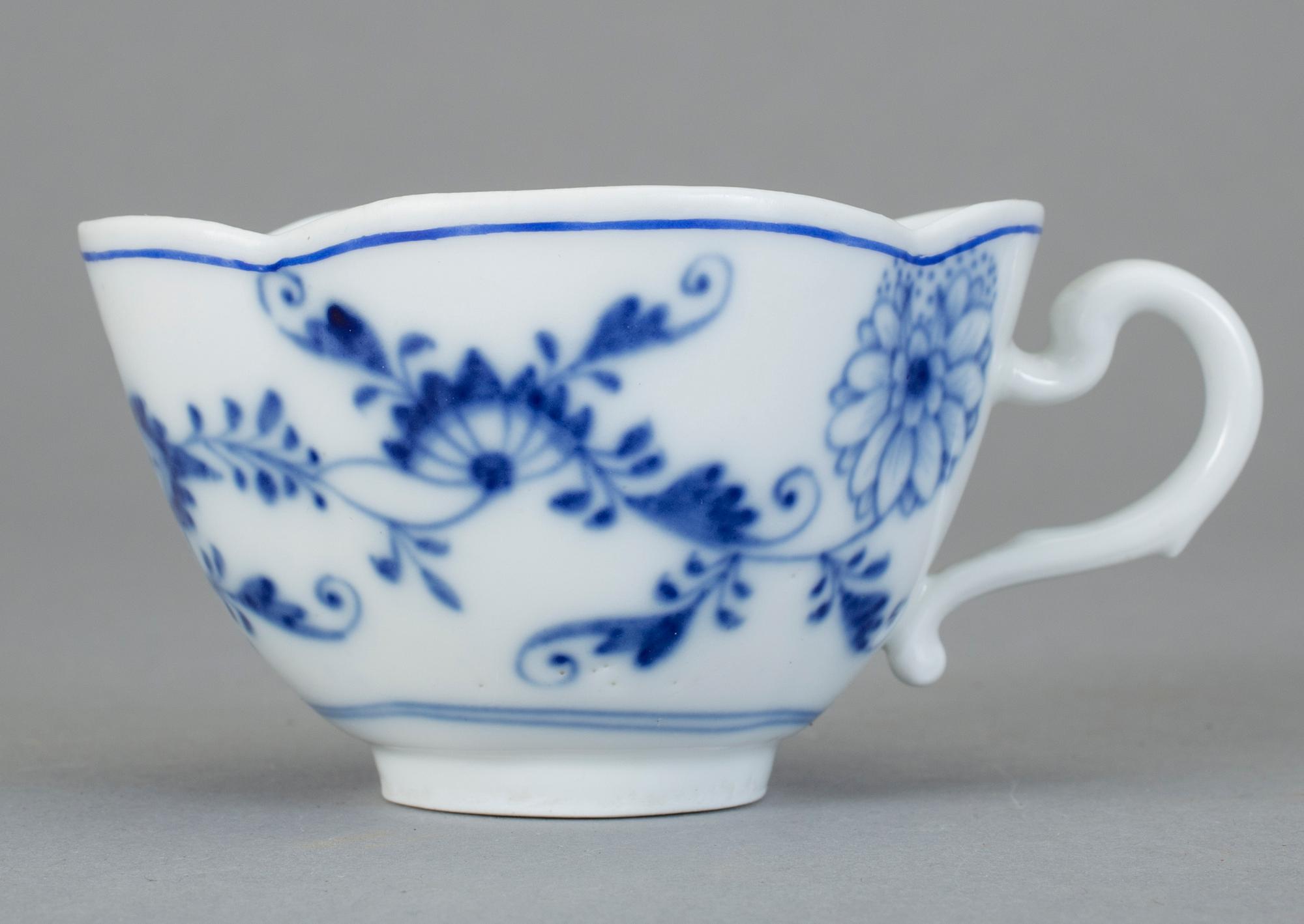 KAFFEKOPPAR PÅ FAT, 6 stycken snarlika, "Lökmönstret", Meissen.