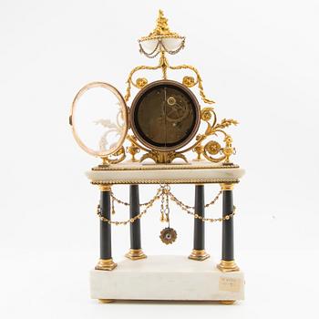 Louis XVI mantel clock, circa 1800, signed Roque a Paris (Joseph-Léonard Roque, active late 18th century).