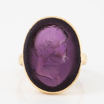 Ring, 18K gold with intaglio with purple glass.