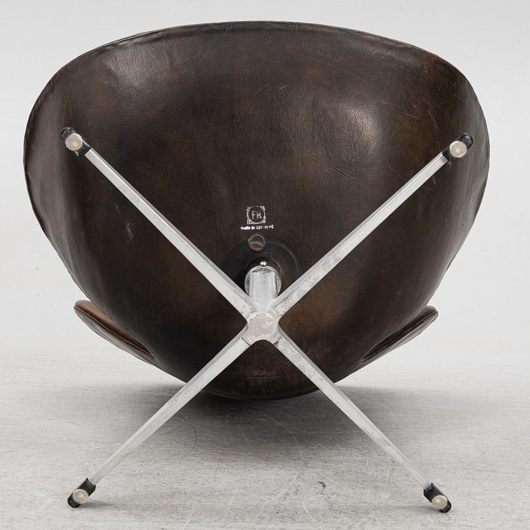 Arne Jacobsen, fåtöljer, ett par, "Svanen", Fritz Hansen, Danmark, 1963.