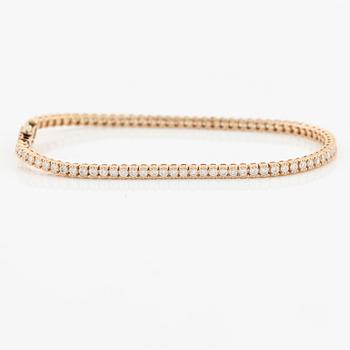 Tennis bracelet with brilliant-cut diamonds.