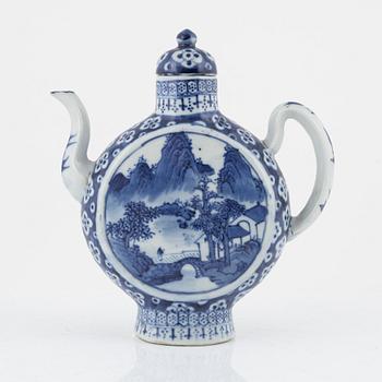 A blue and white tea pot, Qing dynasty, China, 19th century.