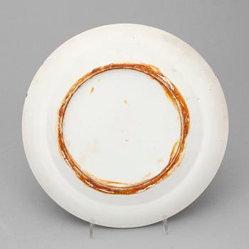 TALLRIKAR, 2 st samt VAS, porslin, Kanton, Kina,1800-tal.