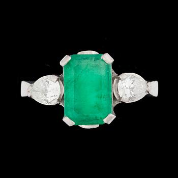 RING, 18k vitguld med smaragd ca 1,55 ct och diamanter ca 0,52 ct. Vikt 4,5 g.