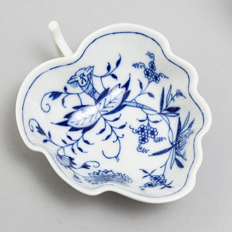 A Meissen part 'Blue Onion' coffee and dinner porcelain service, Germany, 20th century (33 pieces).