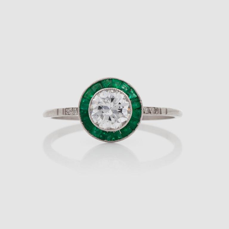 RING med smaragder samt diamant ca 0.62 ct. Kvalitet ca G-H/SI.