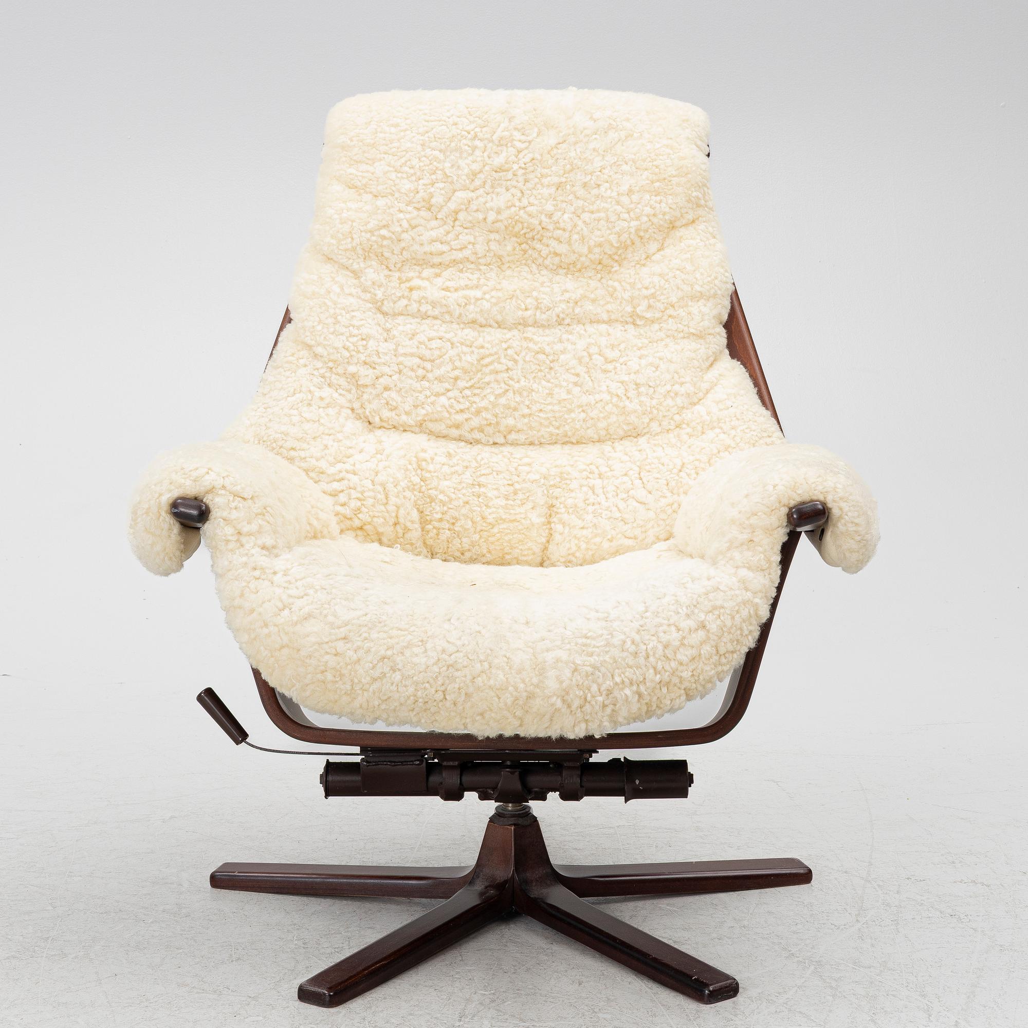 A swivel armchair, Göte Möbel, second half of the 20th century.
