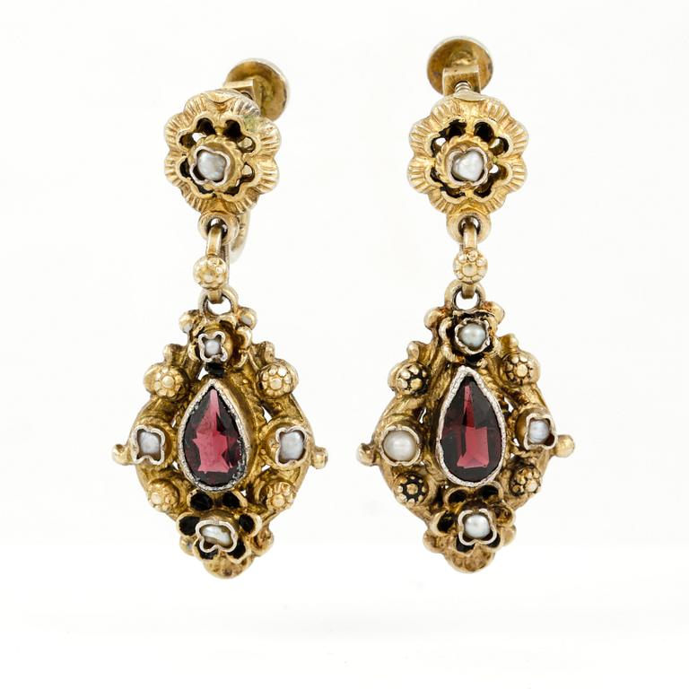 ARMBAND OCH ÖRHÄNGEN, förgyllt silver,vit och svart emalj, sötvattenpärlor och rosenslipade glasstenar. Vikt 52 g.