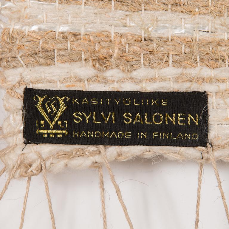 Riitta Suomi, bildvävnad  signerad och daterad 24. 7 1976 för Sylvi Salonen.