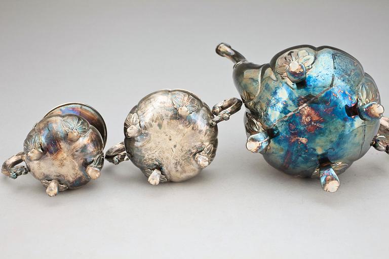 KAFFESERVIS, 3 delar, silver, rokokostil, stämplad Cohr, Danmark, 1900-talets första hälft/mitt. Tot. Vikt ca 1186g.