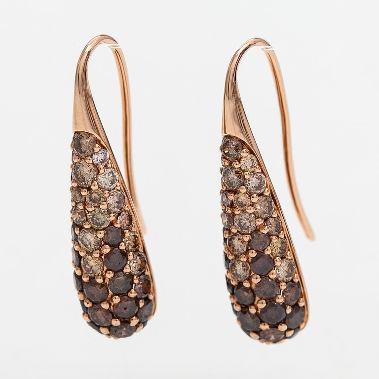 A pair of 18K gold earrings with different colored diamonds approx. 1.98 ct in total.