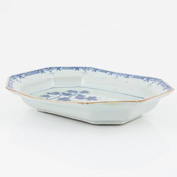 A Chinese porcelain blue and white charger, Qing Dynasty, Qianlong (1736-95).