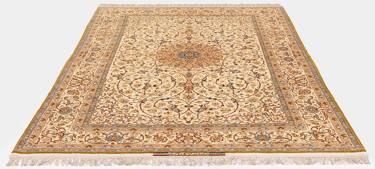 Matta, semiantik Isfahan, centrala Persien, part silk, signerad Sarraf Mamoury, ca 315 x 193 cm.